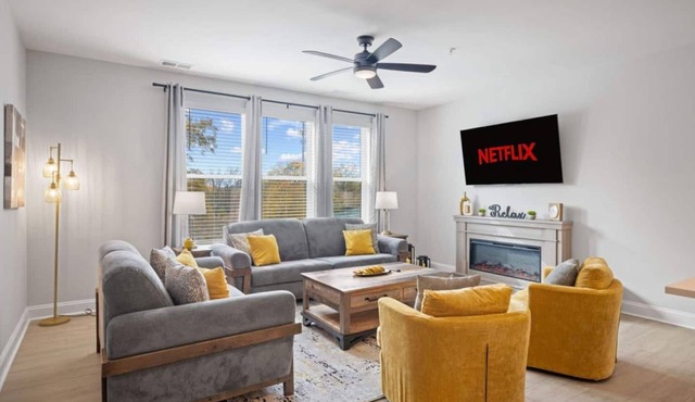 NEW Luxury Condo, Rooftop Terrace, EV Charger!