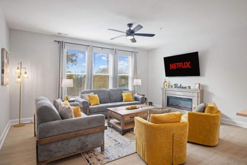NEW Luxury Condo, Rooftop Terrace, EV Charger!