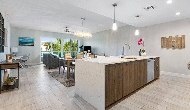 New Luxury Condo with King Bed minutes from the beach