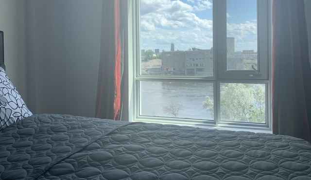 NEW LUXURY CONDO WITH WATERFRONT/PARLIAMENT VIEWS