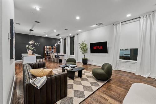 New Luxury Dallas Skyline View with Rooftop - Garage - MiniGolf - Firepit - WORLD CUP