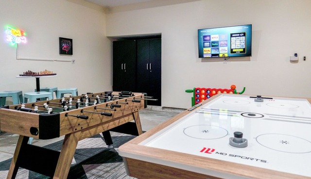 New Luxury Disney Villa King Beds GameRoom EV Charger + Parking Sleeps 14