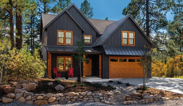 New Luxury Durango Home, Hot Tub, Firepit, Sleeps 12, Great Location