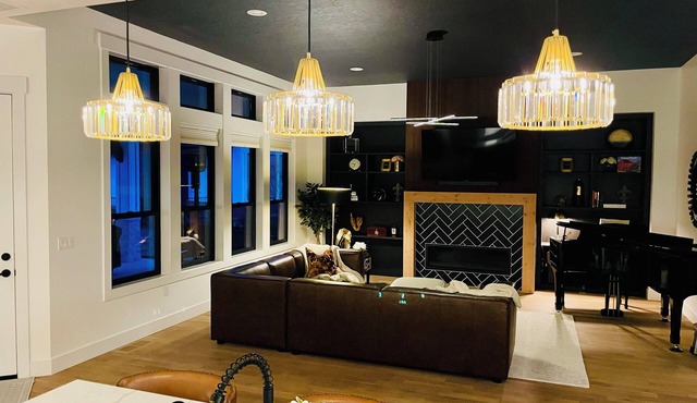 New Luxury Escape, Mountain Views, Pool & River Access!