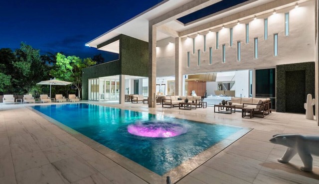 New Luxury estate, Pool/Jacuzzi/GYM, Sleeps 16