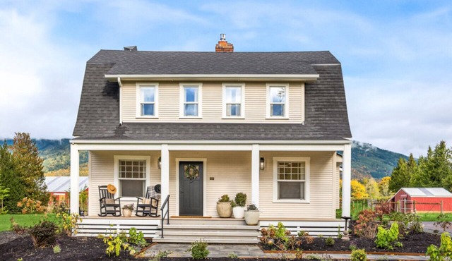 NEW: Luxury Farmhouse, Hot Tub, River Access, Ranch Views, Outdoor Fire-pit