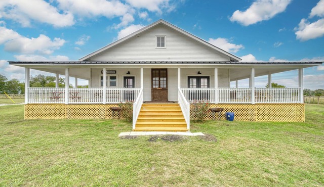 NEW Luxury Farmhouse Mins To Downtown Brenham W/Fishing Pond