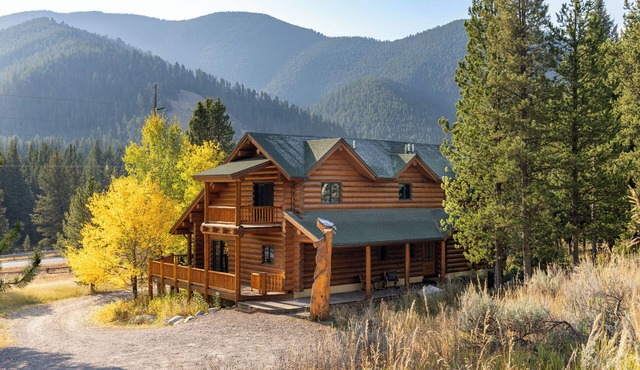 New! Luxury Gallatin Riverview Lodge near Big Sky, sleeps 12