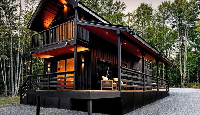 NEW Luxury Getaway Chalet -Hot tub/Sauna and More!