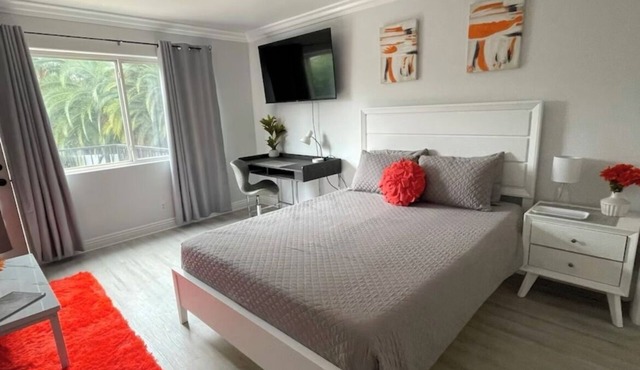 New Luxury Guest House/Pool/Bath/Laundry