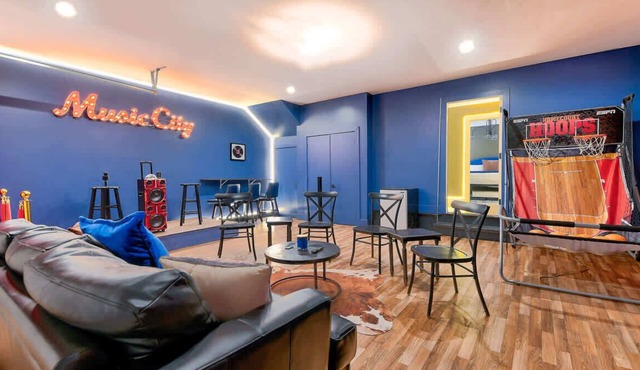 New Luxury Home! 12 BEDS! Game Room! Rooftop!