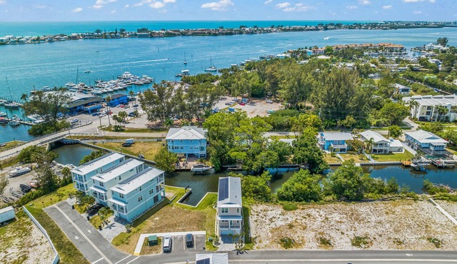 New Luxury Home, Boat Slip and EV Charger - Salt and Sand