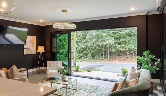 New luxury home for 10! Speakeasy, movie theatre, 5 min to Duke & downtown!