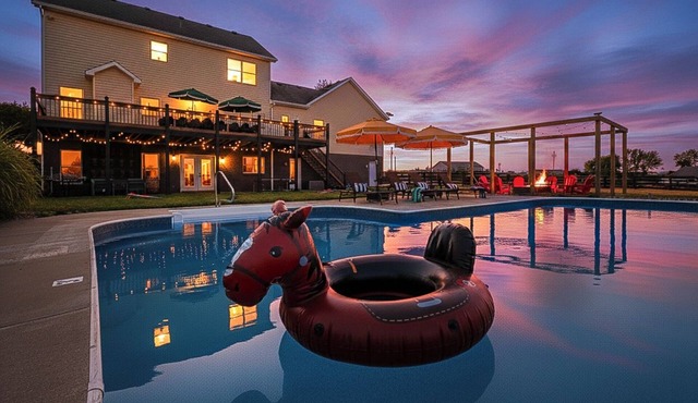 *NEW* LUXURY HOME: HOT TUB-SAUNA-FIREPIT-GAME ROOM-SPEAKEASY-6 BEDS/5 BATHS-5 KING BEDS