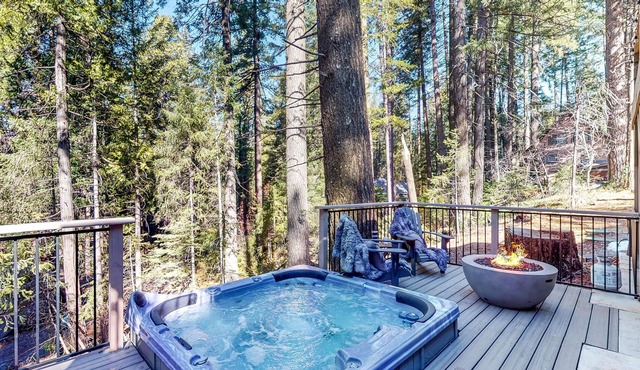 New luxury home in the Sierra Mountains, hot tub