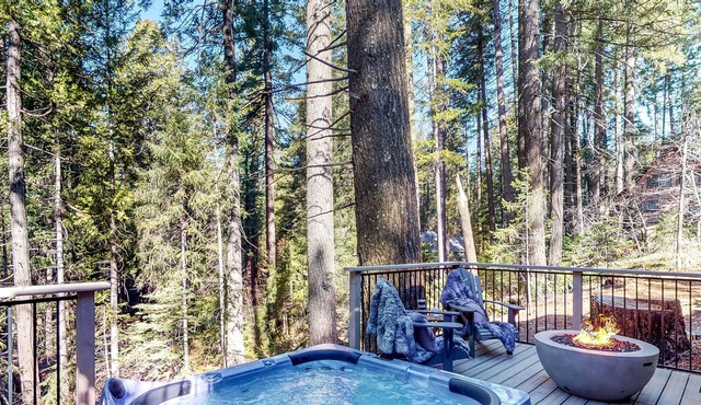 New luxury home in the Sierra Mountains, hot tub