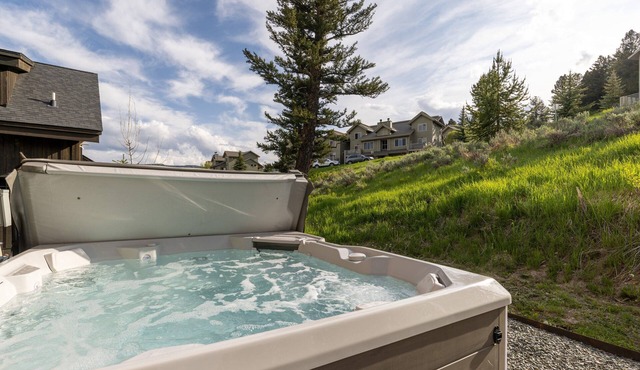 New! Luxury home near Town Center with hot tub and a home gym