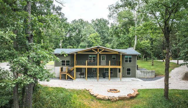 *NEW* Luxury Home overlooking Meramec River w Game Room, Private River Access