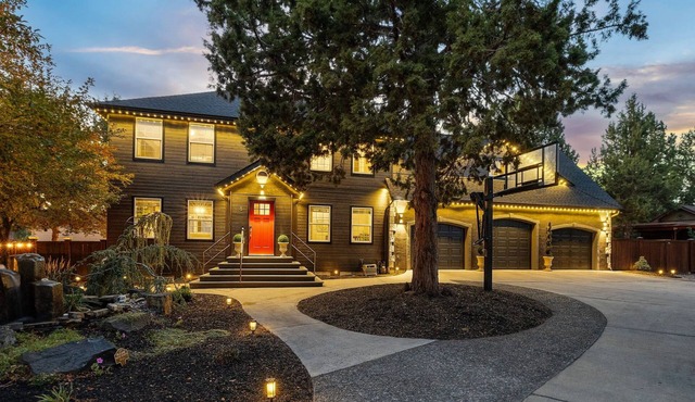 New! Luxury Home ~ Salt Water Hot Tub ~ Dog Friendly ~ Fire Pit