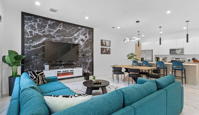 New Luxury Home with Hot Tub & Game Room in Ft. Lauderdale - 10 min to Beach
