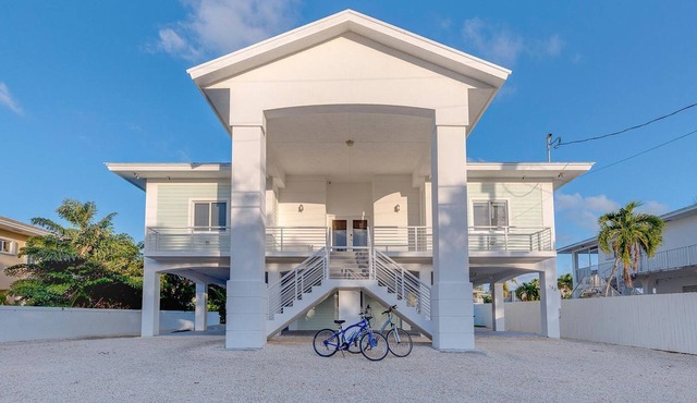 NEW LUXURY HOME WITH 60 BOAT DOCK AND POOL
