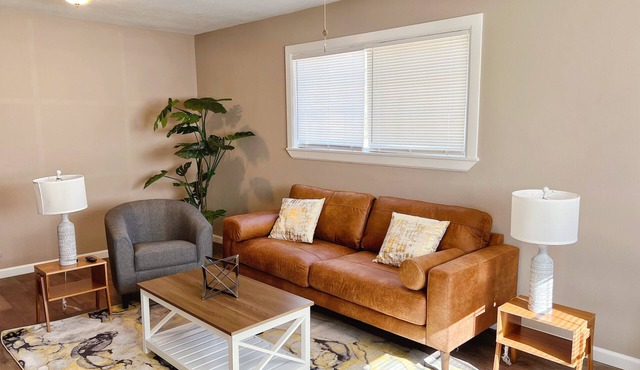 New Luxury I King Bed I 4br & 2ba Whole House in Central Orange