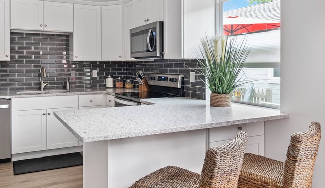 New, Luxury King Bedrm, Heart of Downtown, Quaint popular area, EV charger avail