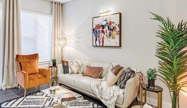 ⭐️New⭐️ Luxury King Suite Near Airport | Lake View | Fast WIFI | FREE Parking