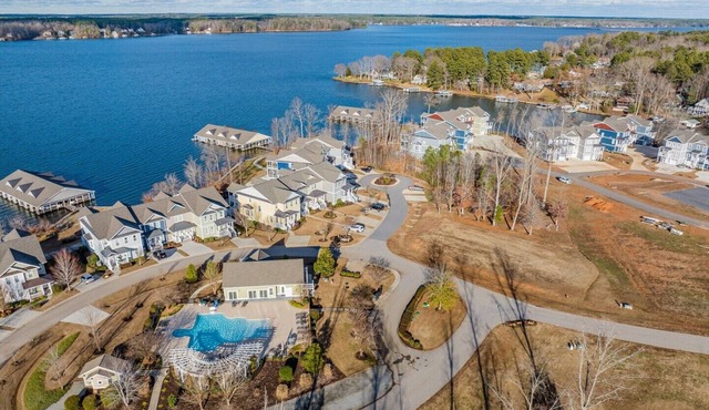 NEW Luxury l Main Lake l Pool Access l Elevator