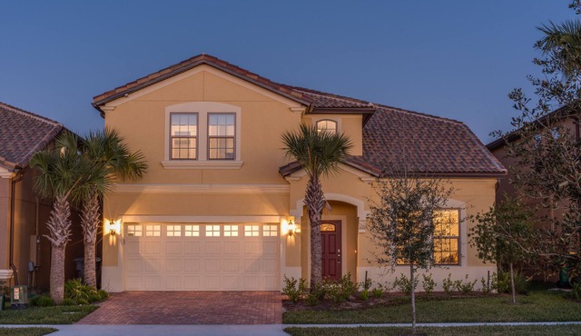 NEW LUXURY LAKE FRONT VILLA. Hot Tub, Pool, Games Room, Windsor at Westside