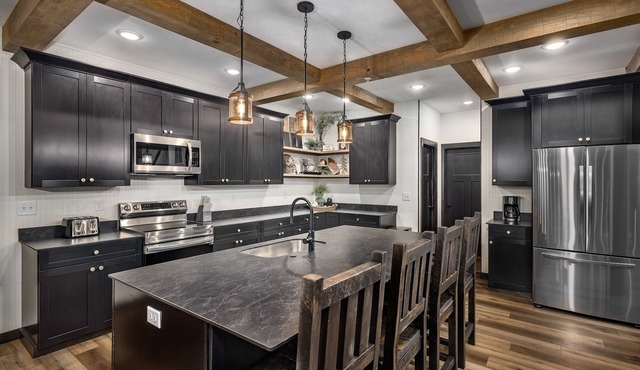 NEW! Luxury Lakefront Private Lodge Huge Pool/Hot Tub FREE Resort amenities