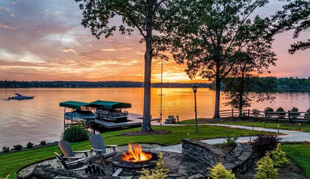 NEW Luxury Lakefront Home with Swim Dock, Hot Tub and Pontoon Rental