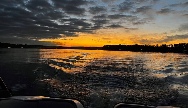 New Luxury Lakefront Home with Dock, Hot Tub, Fire Pit, SUP Boards and Kayaks!