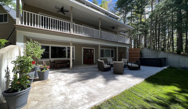 New! Luxury Lakefront Lodge - Pier, Beach, Boats, Hot Tub, Fire pits, Fireplaces