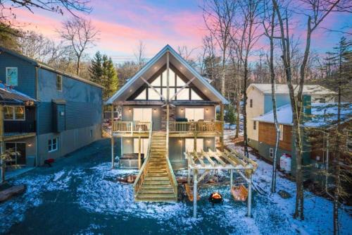 New Luxury Lakeview Retreat with Lake Access, HotTub, Game Room, Sleeps 28