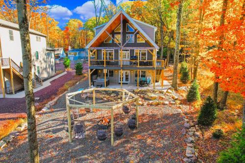 New Luxury Lakeview Haven with Lake Access, HotTub, Game Room, Sleeps 26