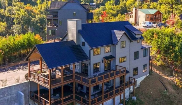 NEW Luxury Lodge/2 Heated pools/Mountain Views/Fire pit/Hot tub