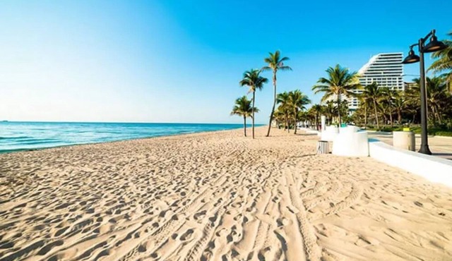 New Luxury: Mins to beach GIANT games Entire Home & King Suite Coffee, Ac, WiFi!