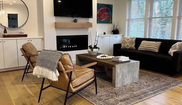 New Luxury Modern Farmhouse, Downtown C'Ville