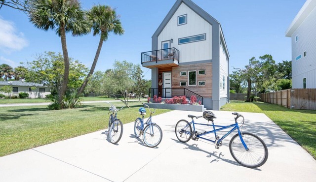 New Luxury Modern Home in Prime Location 2BDR-3BTH