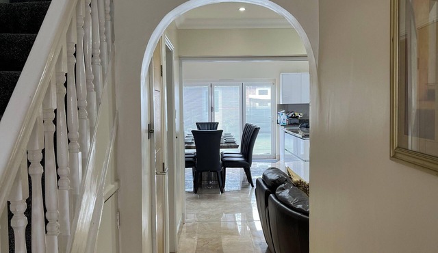 New Luxury Modern House near Airport Free Parking