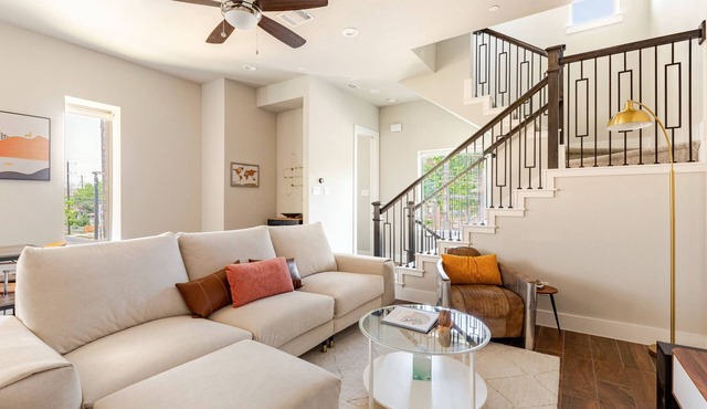 New Luxury/modern Townhome just steps away from The Pearl & minutes to Downtown