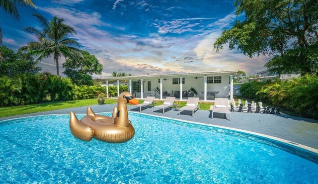 New Luxury Oasis Pool, Movie Theatre, Fire Pit