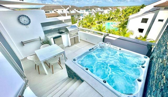 NEW Luxury Penthouse with Jacuzzi and BBQ!