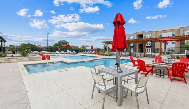 New Luxury Pool Home, Mins To Hospitals, Gym, Amazing Amenities