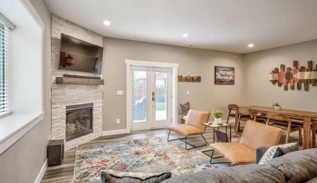*NEW* Luxury Private Walkout Apt w Fire Pit & BBQ