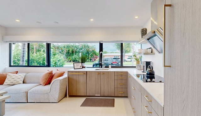 New-Luxury, Private, Modern w/Patio 1 Mi to Beach
