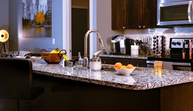 *NEW!* Luxury Riverfront King Bed Apt Newport KY