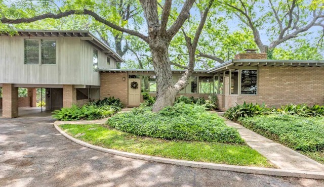 New! Luxury Riverfront Oasis with Gorgeous Oaks and Ping Pong Table!