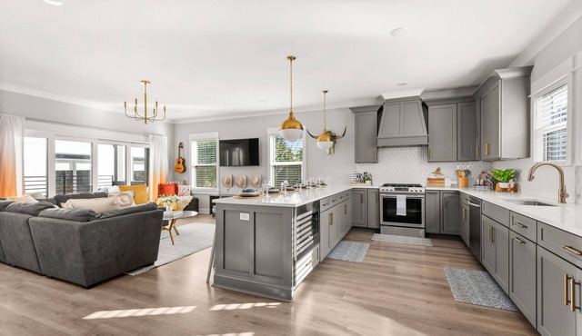 New Luxury Southern Charm - 4BR - Walk Everywhere